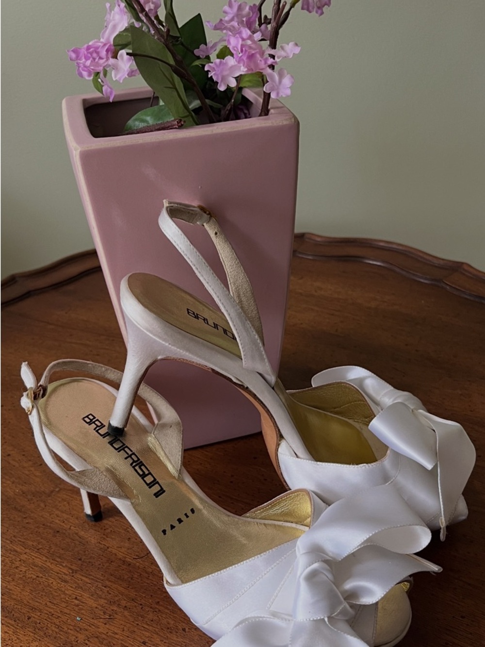 Vero Cuoio White Satin Peep-Toe Slingback Heels with Bow